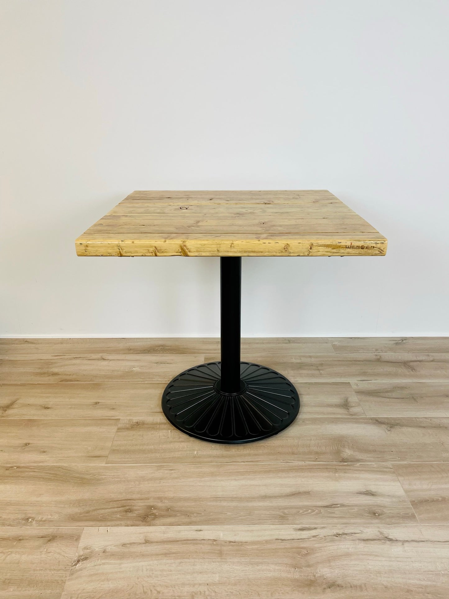 Cafébord af Genbrugstræ